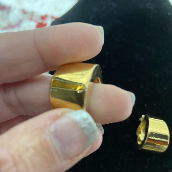 Nini Ricci Gold Tone, Thick Clip-On Hoop Earrings - Picture 5 of 7